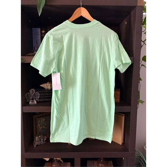 🐿️NWT Urban Outfitters Rebels & Nomads Green & White Think Global Graphic Tee - Picture 3 of 6